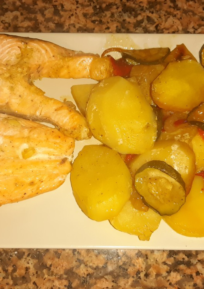 Una foto de Salmón con verduras