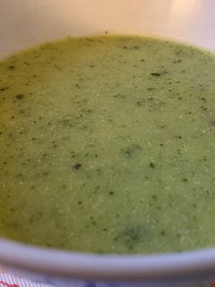 Una foto de Crema de calabacín y puerro con queso fresco