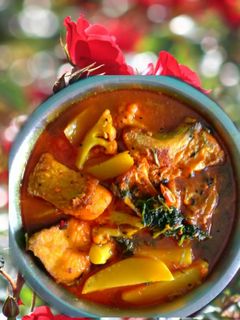 কাতলা মাছ,আলু,ফুলকপির পাতলা ঝোল(katla,alu,foolkopir patlajhol recipe in Bengali) রেসিপির প্রধান ছবি