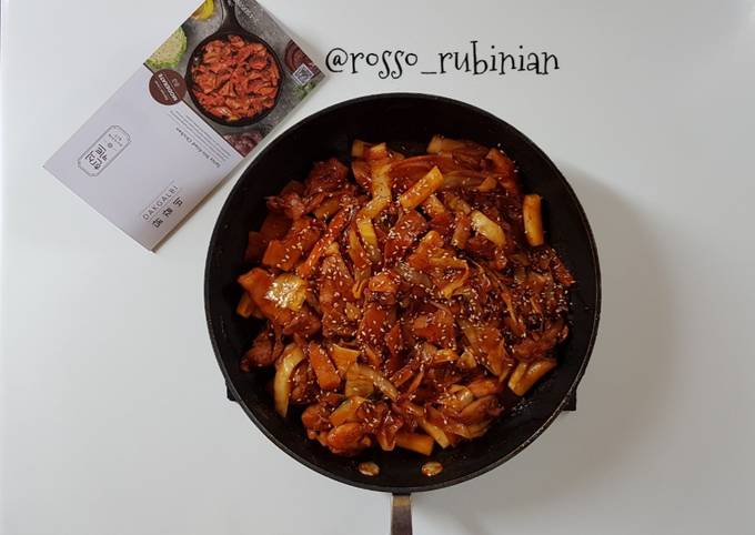 8) Dakgalbi (Pollo in salsa piccante)