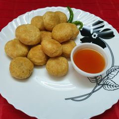 A picture of Besan /Chickpea flour Khasta Kachori.