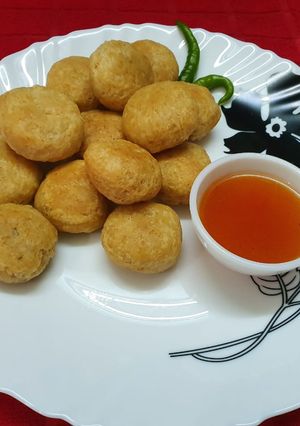 A picture of Besan /Chickpea flour Khasta Kachori.