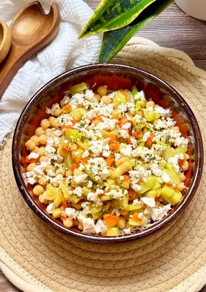 Una foto de Ensalada de garbanzos, calabacín y zanahoria