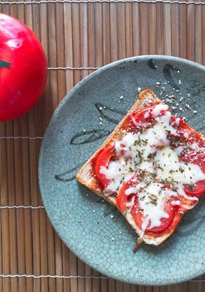 รูปของ 2 cheeses margherita bread pizza