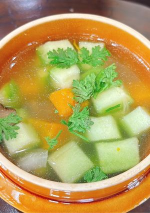 Hình của món Canh bí xanh và bí đỏ nấu nấm.