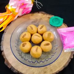A picture of Besan ladoo.