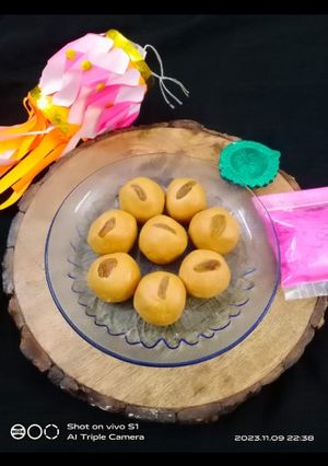 A picture of Besan ladoo.