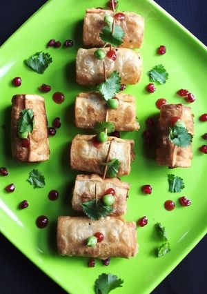 A picture of Roll samosa.