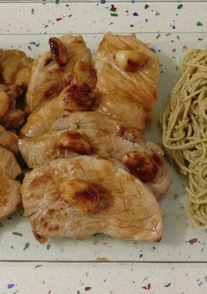Una foto de Filetes de jamón y espaguetis con crema de finas hierbas
