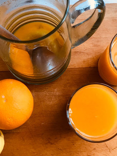 Una foto de Zumo de naranjas "valencias", con jengibre, canela y miel 🍯. Y limón 🍋!!