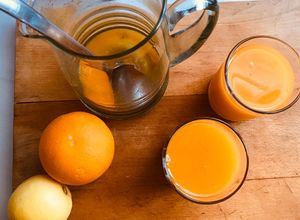 Una foto de Zumo de naranjas "valencias", con jengibre, canela y miel 🍯. Y limón 🍋!!