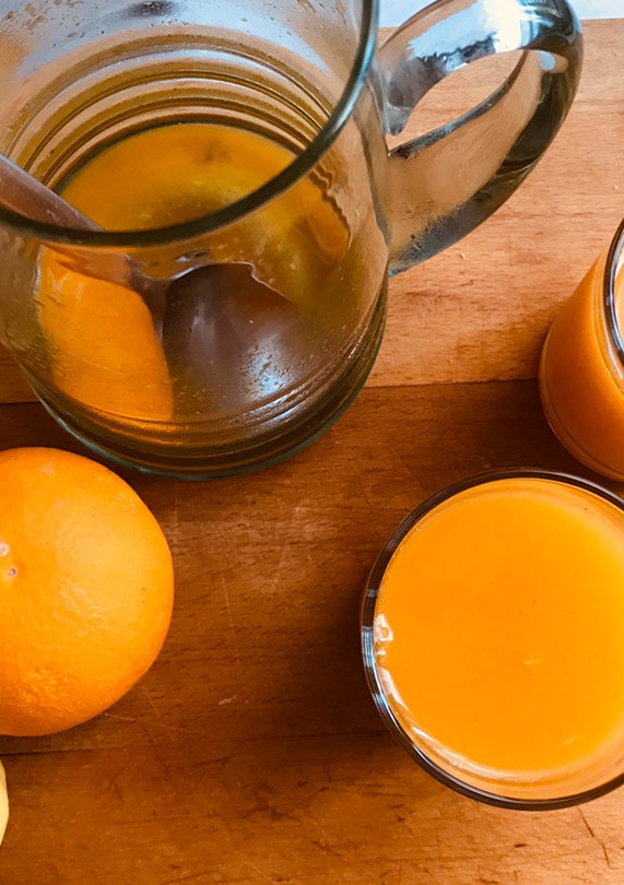 Una foto de Zumo de naranjas "valencias", con jengibre, canela y miel 🍯. Y limón 🍋!!