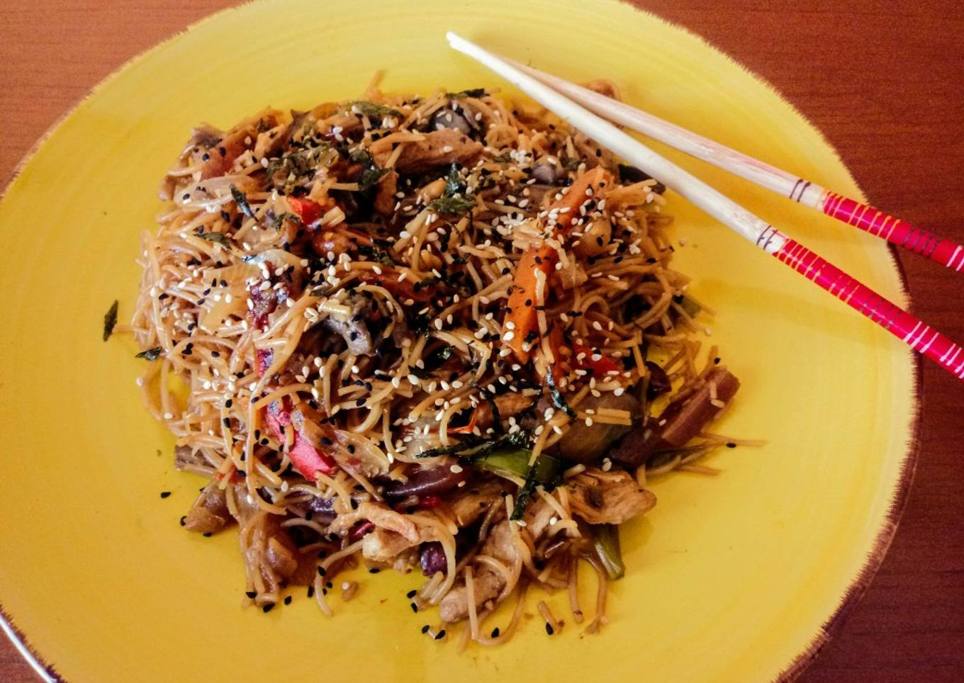 Fideos chinos con pollo, verduras y salsa de soja