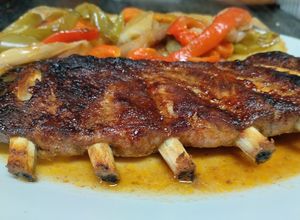 Foto principal de Costillar de cerdo a las pimientas al horno