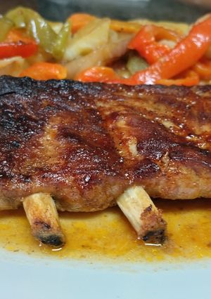 Una foto de Costillar de cerdo a las pimientas al horno