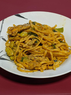 Una foto de Tagliatelle con pollo y un toque estilo oriental delicioso