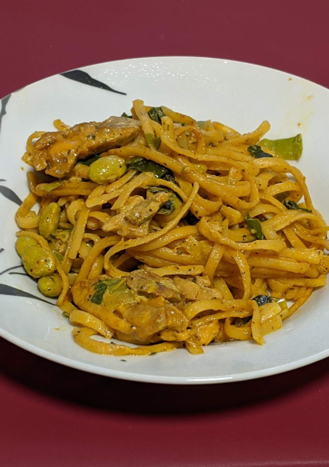 Una foto de Tagliatelle con pollo y un toque estilo oriental delicioso