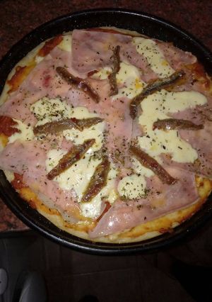 Una foto de Masa para pizza, esta es con anchoas !!