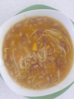 Una foto de Porotos con riendas y longaniza