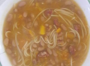 Una foto de Porotos con riendas y longaniza