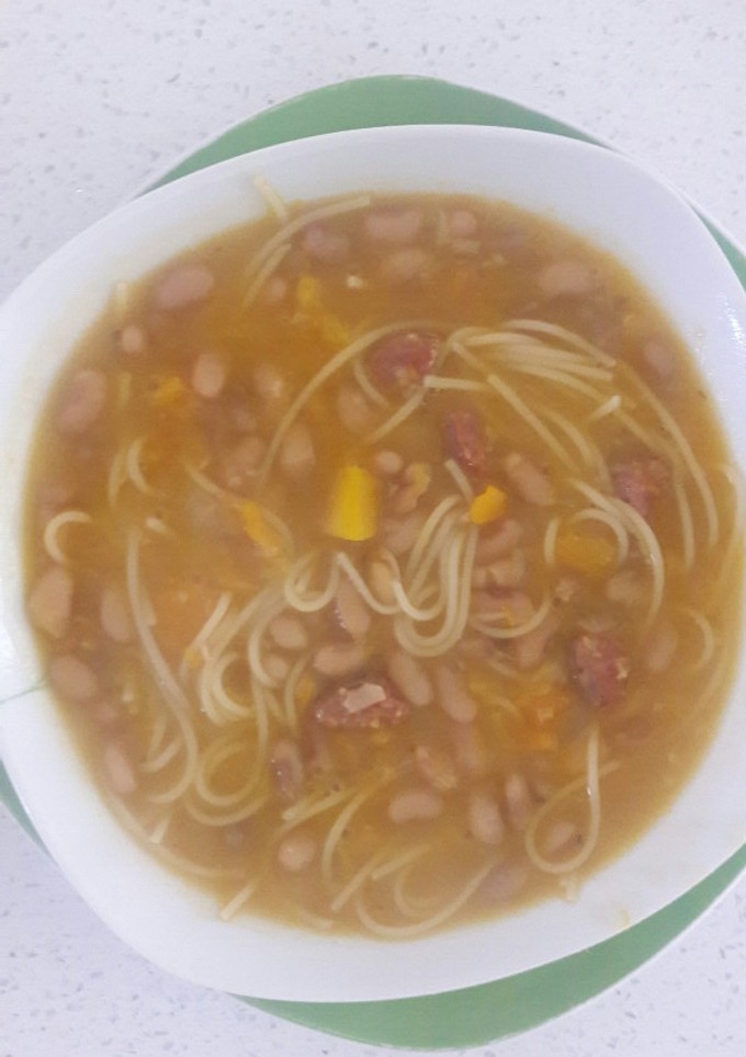 Una foto de Porotos con riendas y longaniza