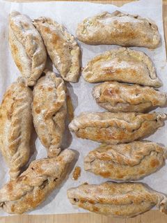 Una foto de Empanadas chilenas con pebre