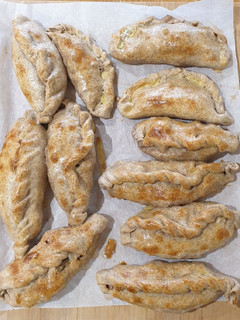 Una foto de Empanadas chilenas con pebre
