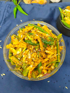अदरक,लहसुन और हरी मिर्च का अचार (adrak lahsun hari mirch ka achar recipe in Hindi) रेसिपी मुख्य फोटो