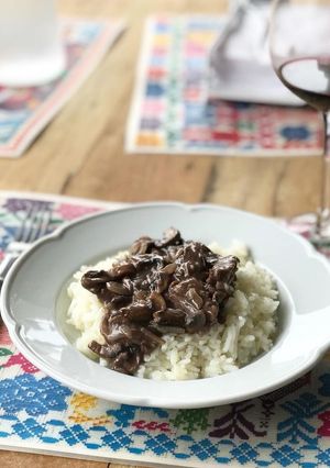 Una foto de Carne con arroz y hongos