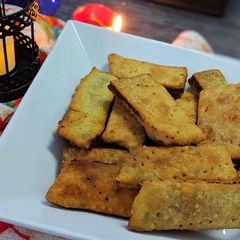 A picture of Stuffed masala mathri.