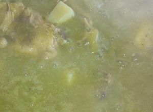 Una foto de Pollo en salsa verde con papas y chayote