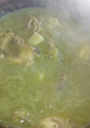 Una foto de Pollo en salsa verde con papas y chayote