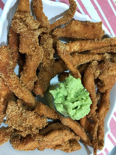 Una foto de Fingers de pollo al horno con guacamole a mi manera