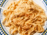Una foto de pasta con feta y tomates cherry