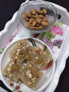 सूजी की बर्फी (Suji ki barfi recipe in Hindi) रेसिपी मुख्य फोटो