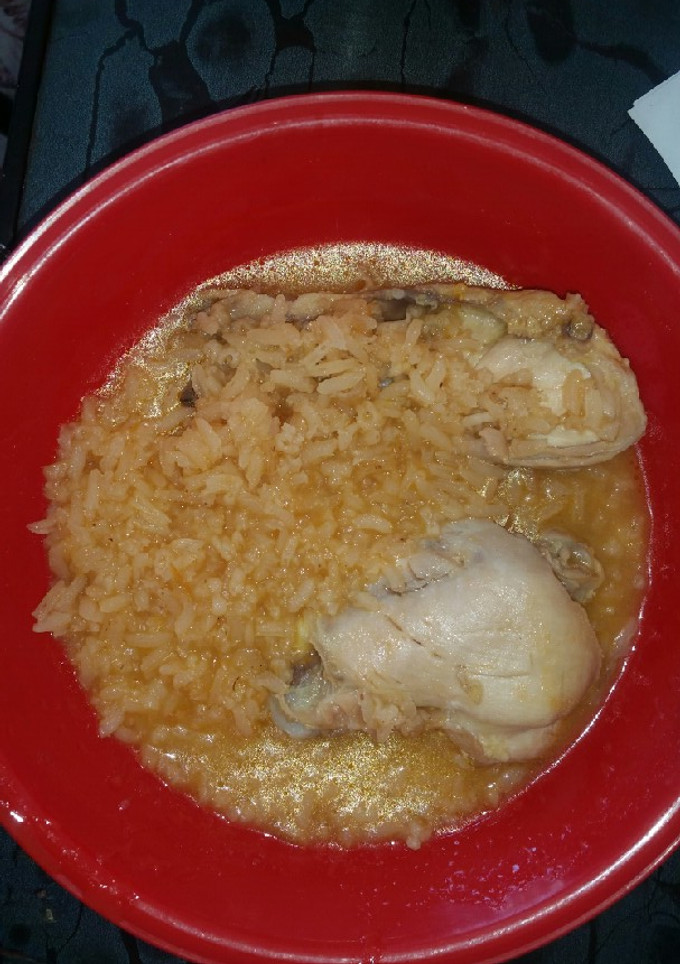Una foto de Arroz Rojo con pollo
