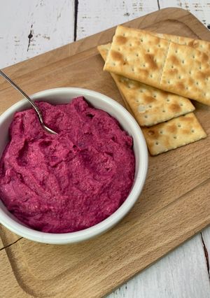 Une photo de DIP de betteraves/ricotta