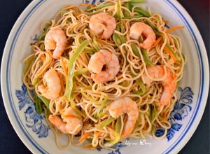 Hình của món Mì trứng xào tôm, đậu cove.