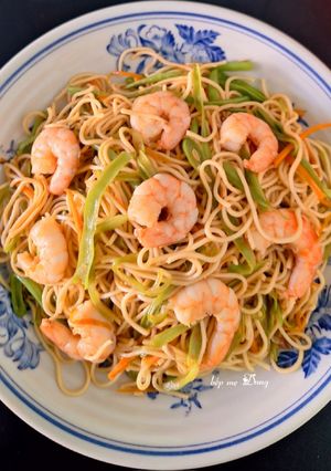 Hình của món Mì trứng xào tôm, đậu cove.