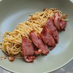 Spaghetti aglio olio with smoked duck রেসিপির প্রধান ছবি