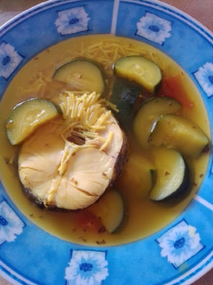 Una foto de Sopa de calabacín y merluza