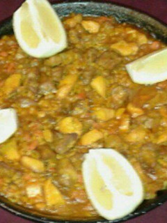 Una foto de Paella de pollo y cerdo