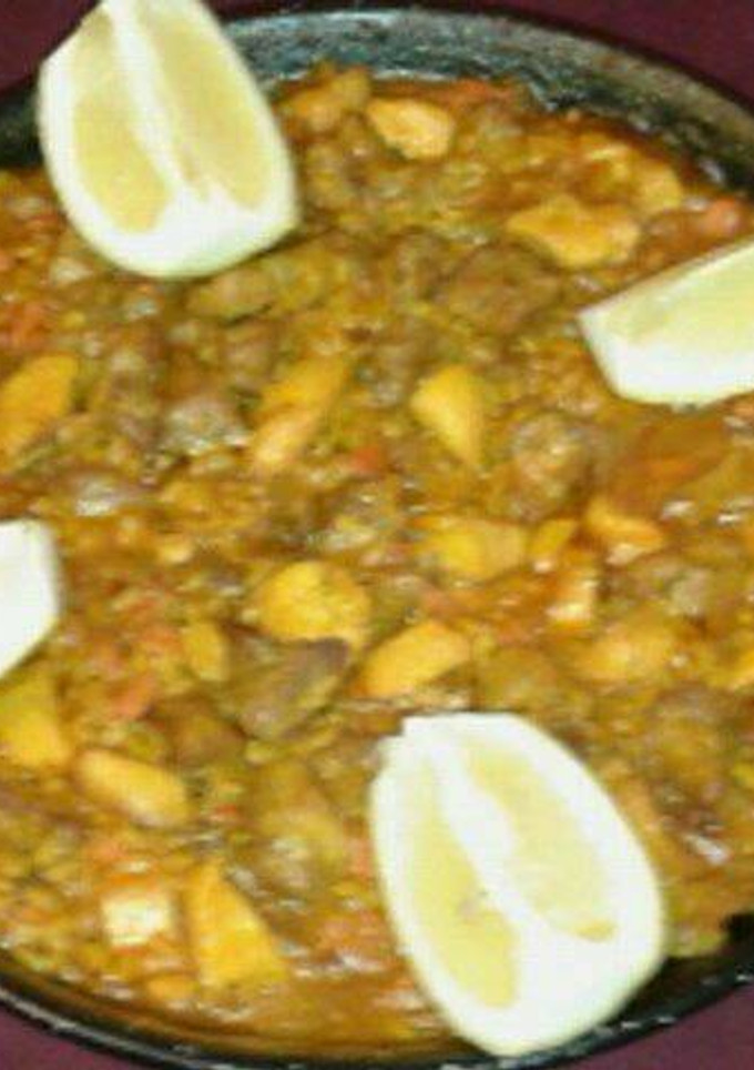 Una foto de Paella de pollo y cerdo