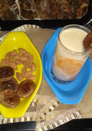 मिल्क अंजीर, बदाम शेक एनर्जेटिक (anjir badam shake recipe in marathi) रेसिपी चे मुख्य फोटो 