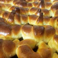 A picture of Medialunas con masa brioche 🤸🥐🥐.