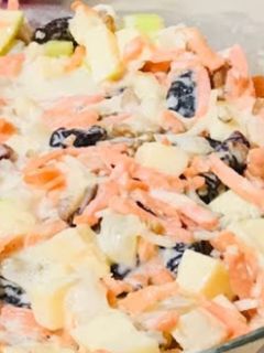 Una foto de Ensalada navideña de manzana verde con zanahoria