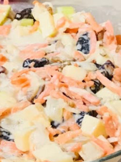 Una foto de Ensalada navideña de manzana verde con zanahoria