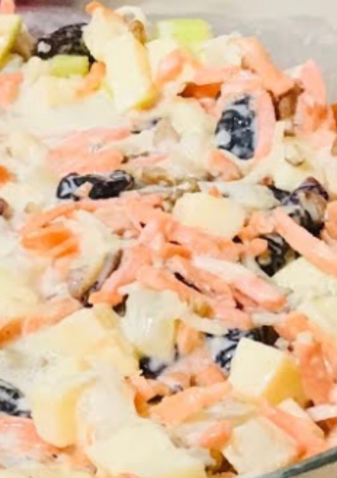 Una foto de Ensalada navideña de manzana verde con zanahoria