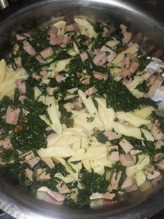 Una foto de Fideos con espinaca y Jamón 😋