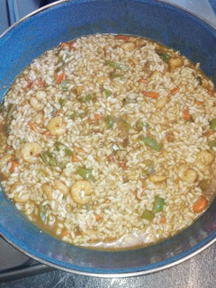 Una foto de Arroz con verduras y gambas